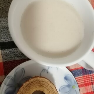 ほうじ茶ミルクティーとお好みのお菓子を添えて